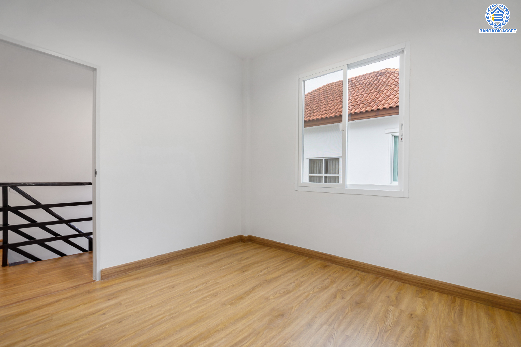 บ้านมือสองตกแต่งใหม่ ม.ปารวีร์ เพชรเกษม63 บ้านแฝดฟังก์ชันระดับบ้านเดี่ยว เนื้อที่ 40 ตร.ว. ฟังก์ชัน 3 ห้องนอน 2 ห้องน้ำ 1 ที่จอดรถ บนพื้นที่ใช้สอย 133 ตร.ม. ทำเลศักยภาพ เชื่อมต่อหลายเส้นทาง ใกล้เดอะมอลล์บางแค จุดขึ้นทางด่วน "เพชรเกษม" และรถไฟฟ้าสายสีน้ำเงิน "สถานีหลักสอง"